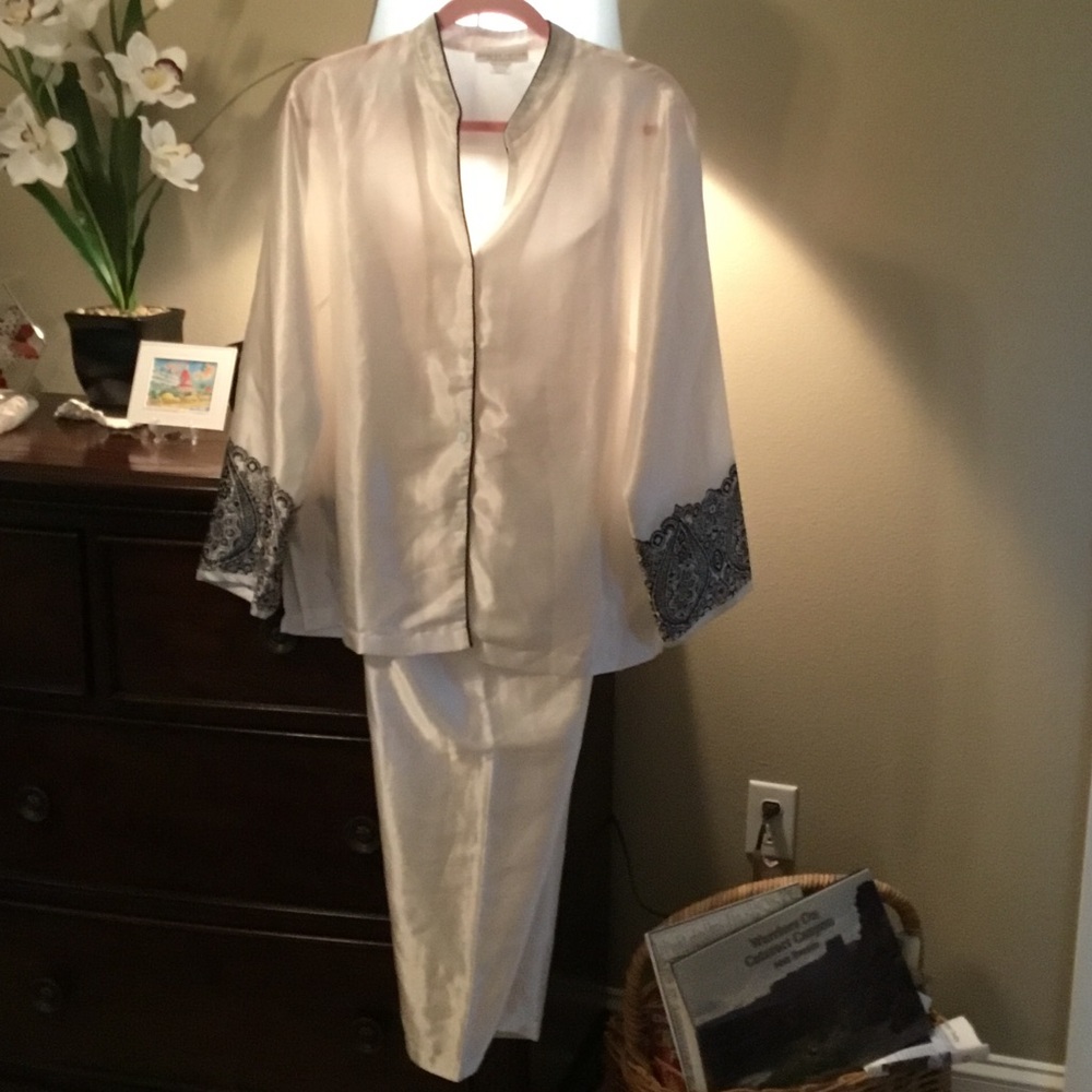 Morgan Taylor-EUC-Women’s White Satin Pajama Set with Black Lace Print Cuffs